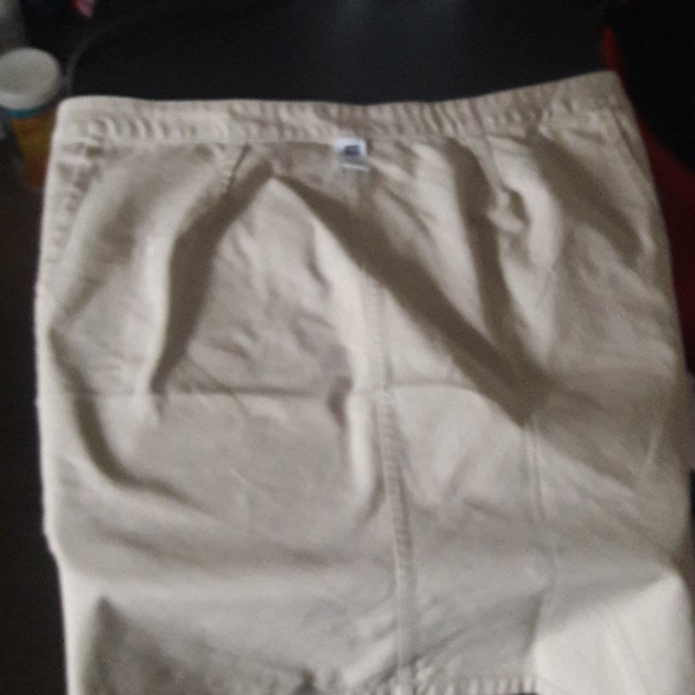 Gap Khaki button and hook skirt. - Picture 5 of 5